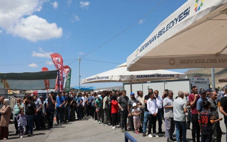 Ahmet Çolakbayrakdar Erkilet’te vatandaşlarla bayramlaştı Ahmet Çolakbayrakdar Erkilet’te vatandaşlarla bayramlaştı