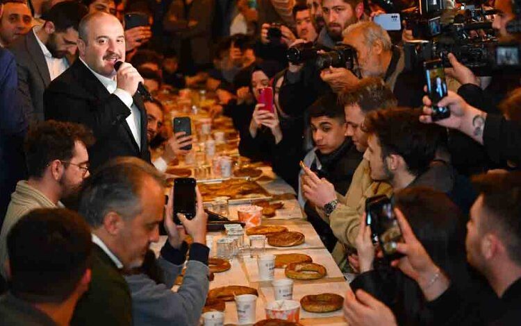 Bursalı gençler Bakan Varank’ı sahile davet etti Bursalı gençler Bakan Varank’ı sahile davet etti