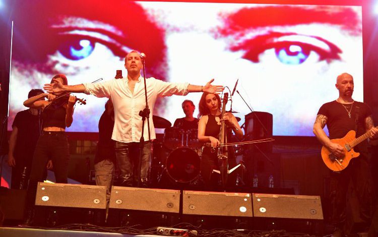 Erguvan Haluk Levent ile açıldı