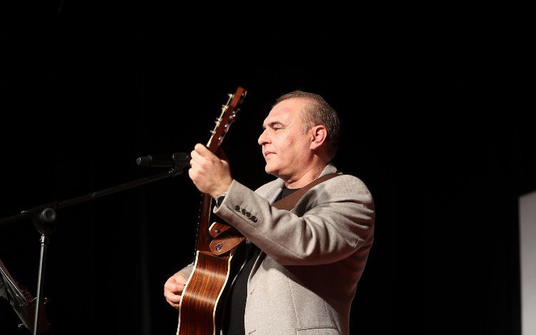 Sakarya Büyükşehir’in Aykut Kuşkaya konserinde müzik şöleni