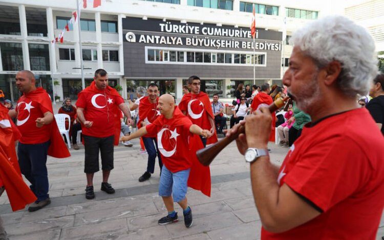 Özel gençlere davullu zurnalı asker uğurlaması