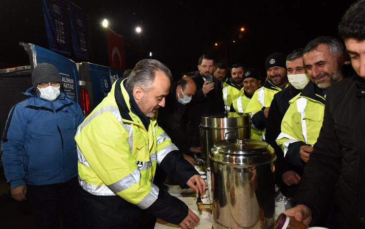 Bursa’da şantiyede salepler Başkan Aktaş’tan Bursa’da şantiyede salepler Başkan Aktaş’tan
