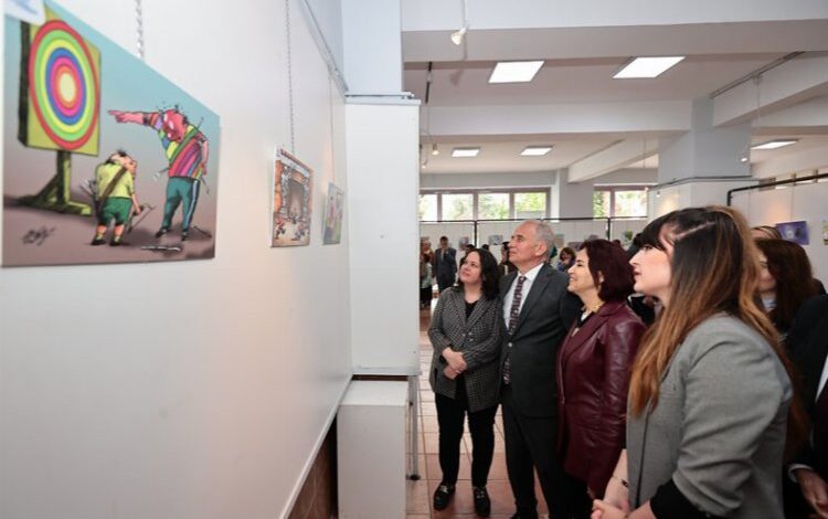 Bu sergi kahkahaya boğuyor