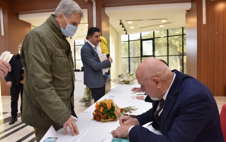 Manisalı yazarlar okurlarıyla buluştu