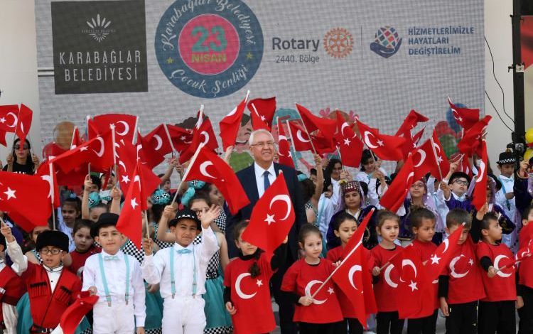 İzmir Karabağlar’da binlerce çocuk gönüllerince eğlendi