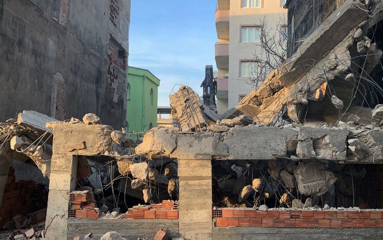 Bursa Osmangazi’de 4 katlı kaçak ev yıkıldı