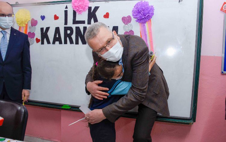 Bursa Karacabey Belediyesi’nden öğrencilere sürpriz karne hediyesi Bursa Karacabey Belediyesi’nden öğrencilere sürpriz karne hediyesi