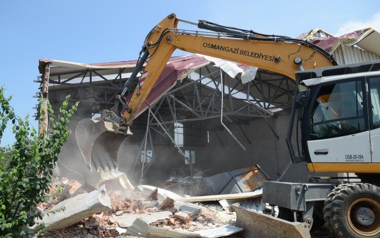 Bursa Osmangazi’de meyve bahçesindeki kaçak işyeri yıkıldı Bursa Osmangazi’de meyve bahçesindeki kaçak işyeri yıkıldı