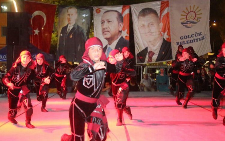 Kafkas folklörü Gölcük’ü hayran bıraktı Kafkas folklörü Gölcük’ü hayran bıraktı