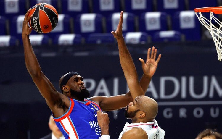 Anadolu Efes’in basketbolcusu hastaneye kaldırıldı