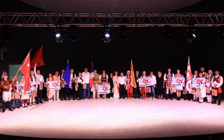 İzmir Güzelbahçe’de Halk Dansları Şöleni İzmir Güzelbahçe’de Halk Dansları Şöleni