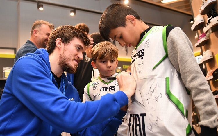 TOFAŞlı basketbolcular imza dağıttı TOFAŞlı basketbolcular imza dağıttı