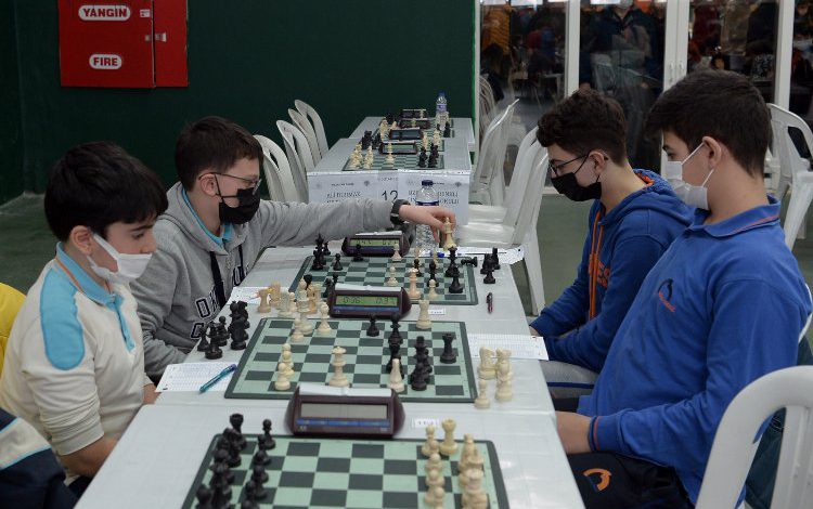 Bursa Osmangazi’de ‘şah-mat’ heyecanı Bursa Osmangazi’de ‘şah-mat’ heyecanı