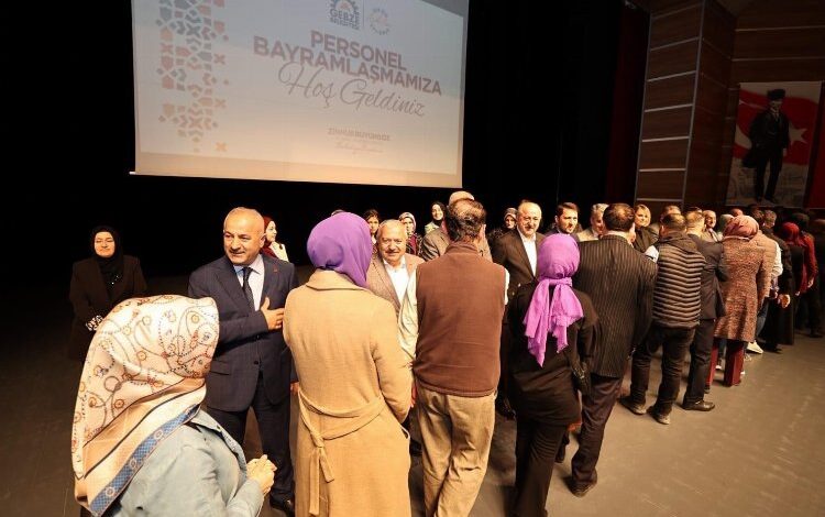 Gebze’de Başkan Büyükgöz mesai arkadaşlarıyla bayramlaştı Gebze’de Başkan Büyükgöz mesai arkadaşlarıyla bayramlaştı