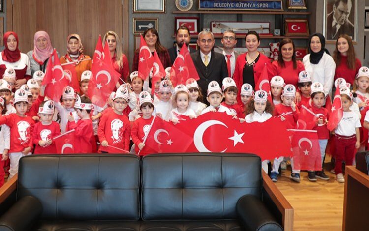 Kütahyalı miniklerden bayram kutlaması