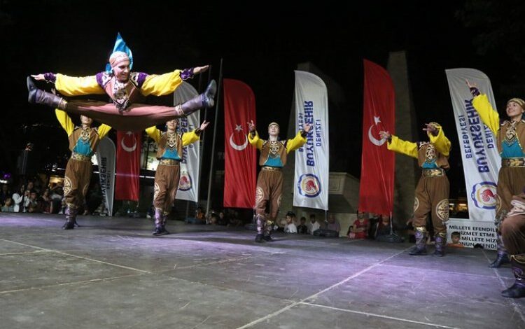 Halk Dansları Festivali coşkulu başladı Halk Dansları Festivali coşkulu başladı