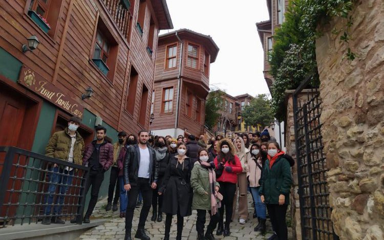 Gençler İzmit’in tarihi yerlerini gezdi Gençler İzmit’in tarihi yerlerini gezdi