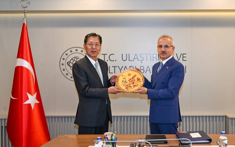 Ulaştırma ve Altyapı Bakanı Çin Büyükelçisi’ni ağırladı Ulaştırma ve Altyapı Bakanı Çin Büyükelçisi’ni ağırladı