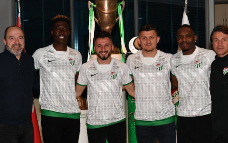 Bursaspor 4 futbolcuyla anlaşma sağladı Bursaspor 4 futbolcuyla anlaşma sağladı