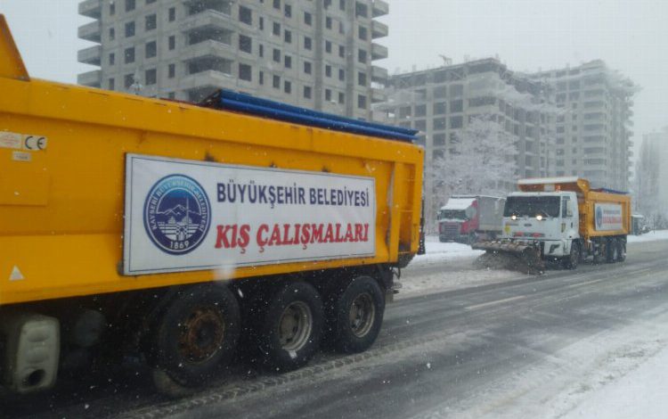 Kayseri Büyükşehir’den aralıksız karla mücadele çalışması