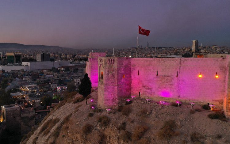 Gaziantep Kalesi farkındalık için mora büründü Gaziantep Kalesi farkındalık için mora büründü