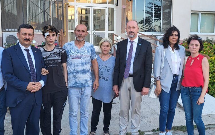 Suriyelilerin öldüresiye dövdüğü Türk gencine İYİ Parti sahip çıktı Suriyelilerin öldüresiye dövdüğü Türk gencine İYİ Parti sahip çıktı