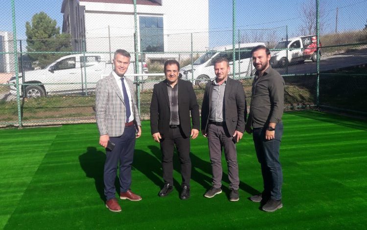 Kocaeli İzmit’te futbol sahası yenilendi Kocaeli İzmit’te futbol sahası yenilendi