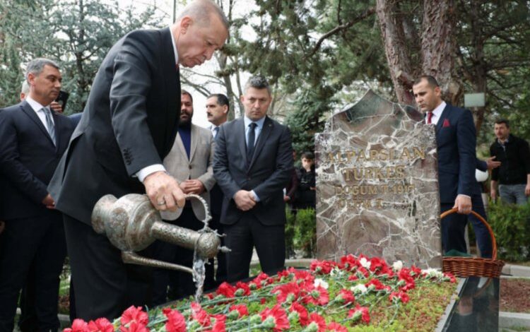 Cumhurbaşkanı Erdoğan’dan Türkeş’in kabrine ziyaret