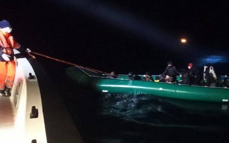 İzmir Dikili’de 17 düzensiz göçmen kurtarıldı İzmir Dikili’de 17 düzensiz göçmen kurtarıldı