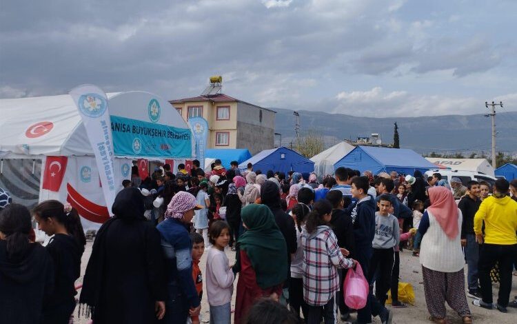 Manisa afet bölgesinde vatandaşların yanında