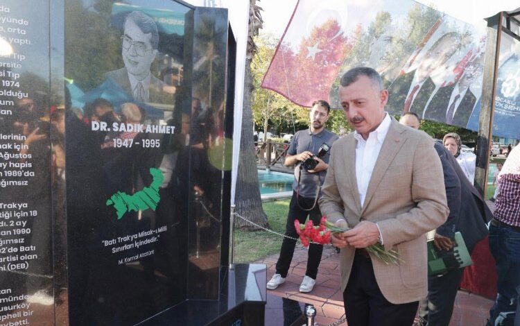 Dr. Sadık Ahmet Anıtı İzmit’te açıldı Dr. Sadık Ahmet Anıtı İzmit’te açıldı