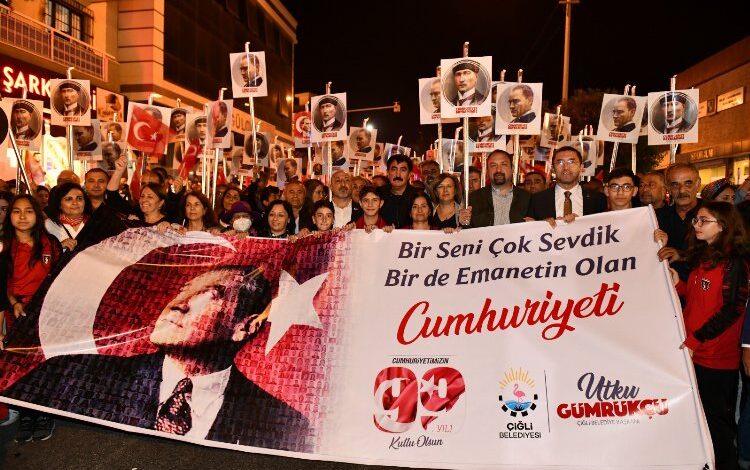 Cumhuriyetin 99’uncu yılı İzmir Çiğli’de coşkuyla kutlandı Cumhuriyetin 99’uncu yılı İzmir Çiğli’de coşkuyla kutlandı