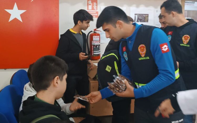 Manisa’da itfaiyecilik mesleğini ilk ağızdan dinlediler Manisa’da itfaiyecilik mesleğini ilk ağızdan dinlediler