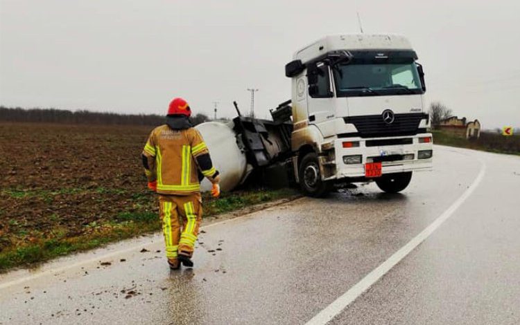 Bursa Yenişehir’de metanol yüklü tanker devrildi