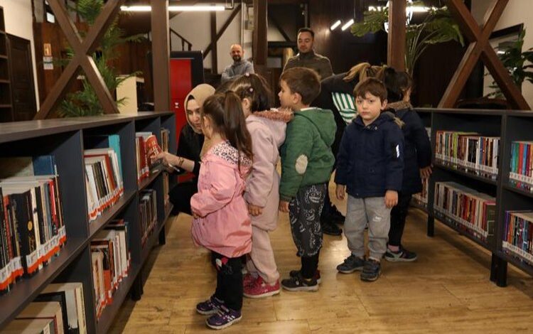 Bursa İnegöl’ün minik okurları ‘Nöbetçi Kitaphane’de Bursa İnegöl’ün minik okurları ‘Nöbetçi Kitaphane’de