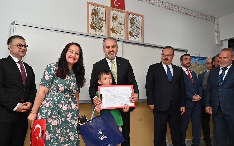 Bursa’da öğrencilerin karne sevinci Bursa’da öğrencilerin karne sevinci