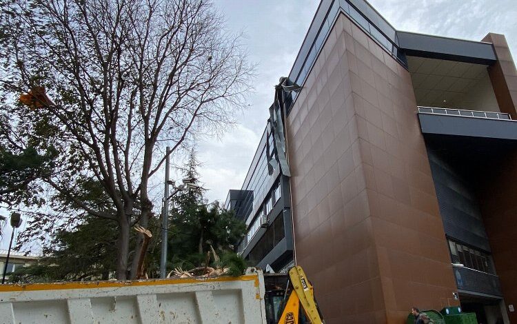 Yıldırım’da uyumayan kütüphane lodosa dayanamadı Yıldırım’da uyumayan kütüphane lodosa dayanamadı