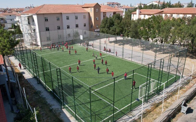 Konya Ereğli’de 8 okula halı saha kazandırıldı