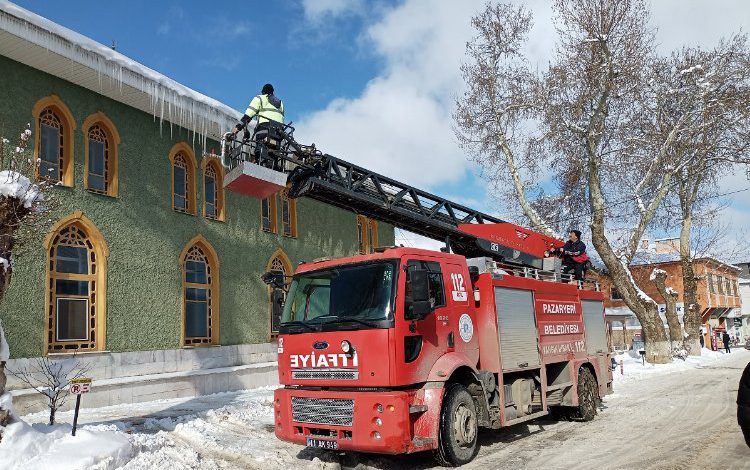Tehlike saçan buz sarkıtları temizlendi Tehlike saçan buz sarkıtları temizlendi