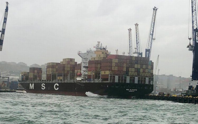 İstanbul’da lodostan dolayı gemiler karaya oturdu İstanbul’da lodostan dolayı gemiler karaya oturdu