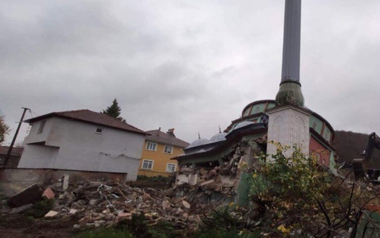 Depremde hasar gören cami yıkıldı