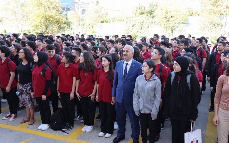 Gebze’de Başkan Büyükgöz öğrencilerle bayrak töreninde