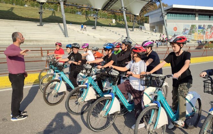 Sakarya’da çocuklar ‘Ayçiçeği Bisiklet Vadisi’nde eğlenirken öğrendi