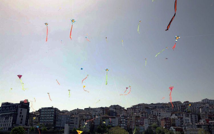 İstanbul Eyüpsultan’da 4 bin uçurtma havalandı