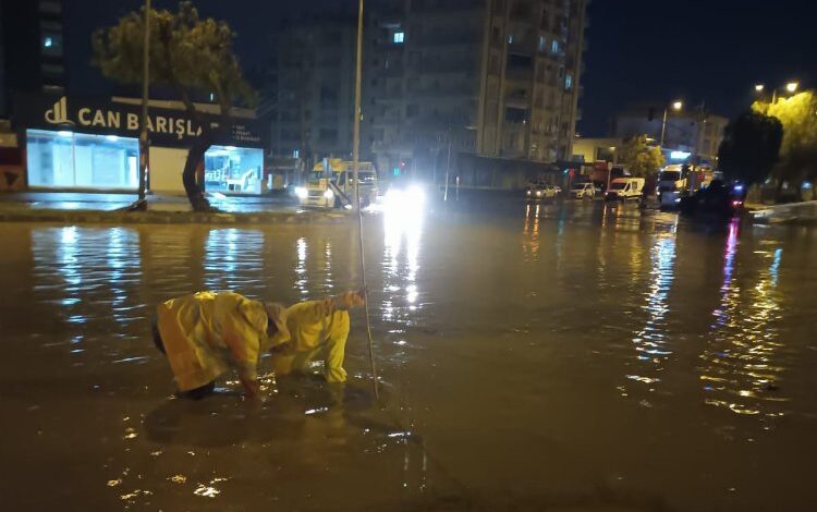 Kuvvetli yağış Mersin’i de vurdu