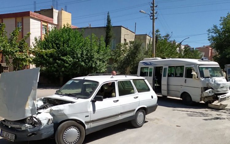 Adıyaman’da yolcu minibüsü otomobille çarpıştı: 4 yaralı