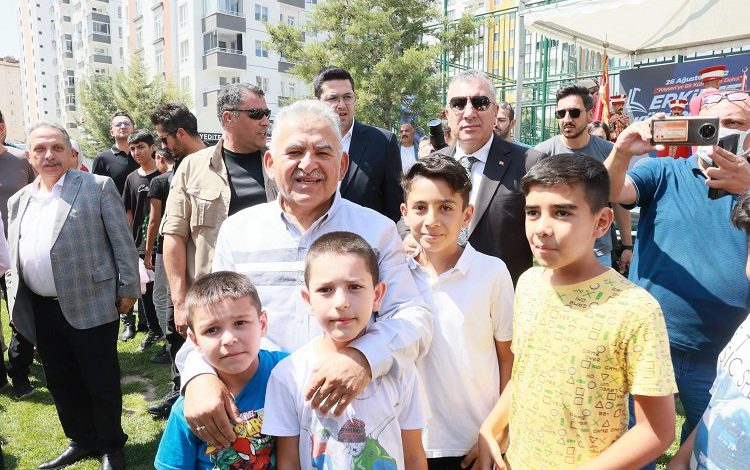 Memduh Büyükkılıç’tan gençlere ‘tatil’ hediyesi Memduh Büyükkılıç’tan gençlere ‘tatil’ hediyesi