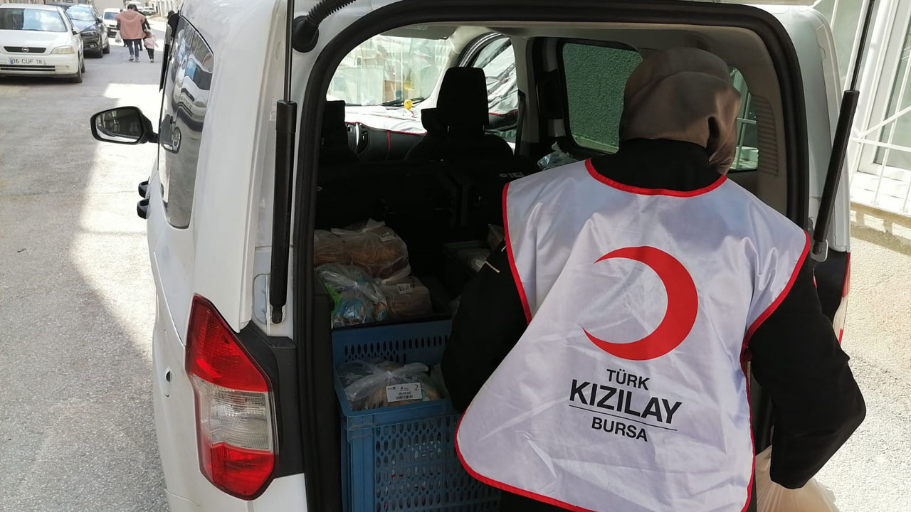 Türk Kızılayı’nın ‘Hilal Sofrası’ Bursa’da 20 bin yemek dağıttı