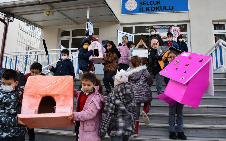 Bursa İznik’te öğrencilerden her okula kedi yuvası Bursa İznik’te öğrencilerden her okula kedi yuvası