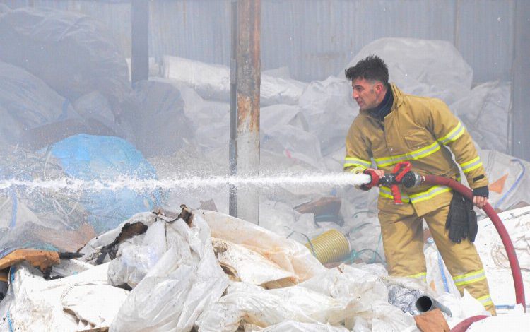 Bilecik Bozüyük’te geri dönüşüm deposunda yangın Bilecik Bozüyük’te geri dönüşüm deposunda yangın